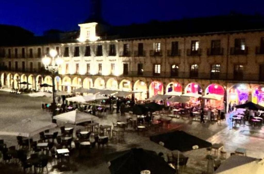 Arquitecto De La Vida- Plaza Mayor Leon Bagian luar foto