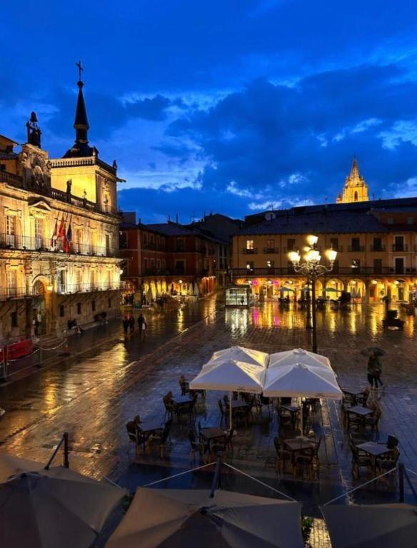Arquitecto De La Vida- Plaza Mayor Leon Bagian luar foto