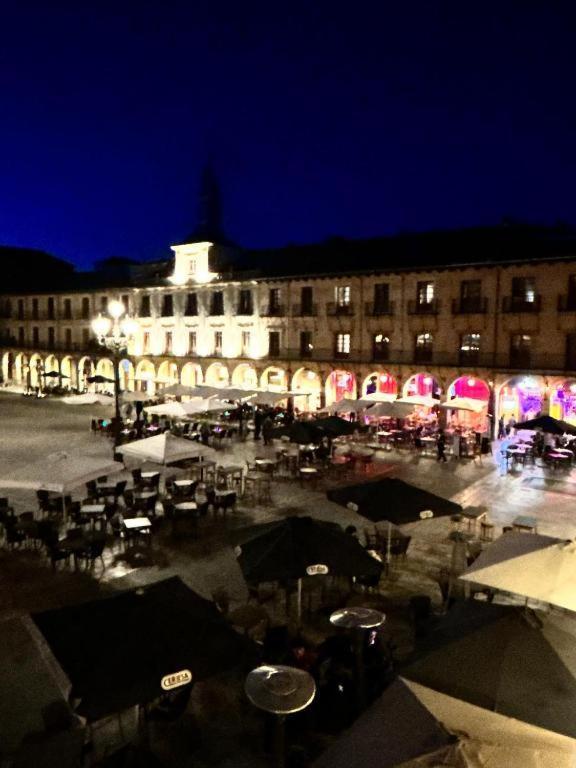 Arquitecto De La Vida- Plaza Mayor Leon Bagian luar foto